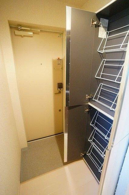 横浜市神奈川区松本町３丁目のアパートの玄関