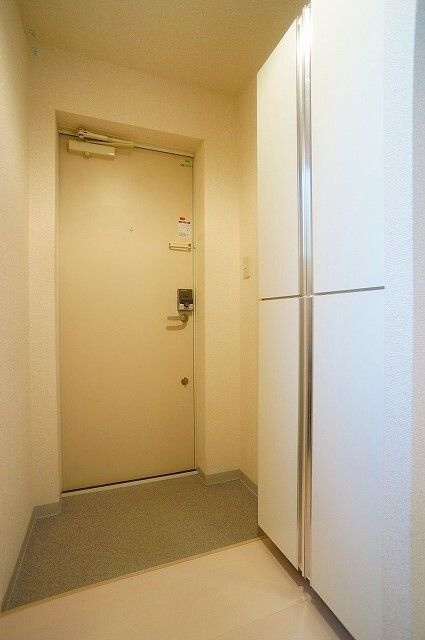 横浜市神奈川区松本町３丁目のアパートの玄関