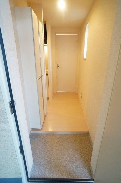 横浜市神奈川区松本町３丁目のアパートの玄関