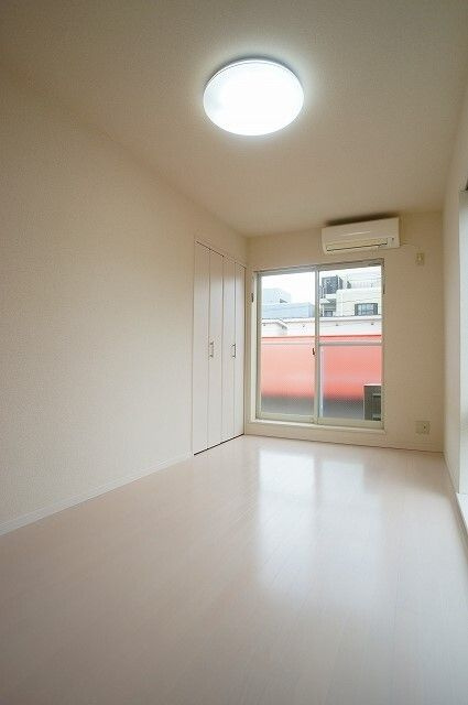 横浜市神奈川区松本町３丁目のアパートの居間・リビング