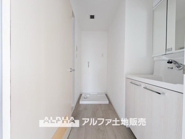 青梅東ガーデンわかぐさ公園の独立洗面台|【Fresh Morning】◆洗面化粧台交換済◆朝の身支度や帰宅後の手洗いに便利な独立洗面台。リフォームによって設備を新しく整え、清潔感のある洗面スペースに仕上がっています。