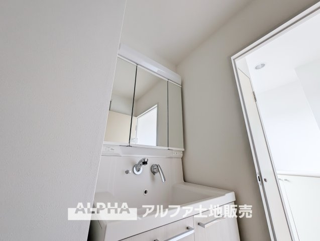 青梅東ガーデンわかぐさ公園の独立洗面台|【Daily Comfort】◆洗髪洗面化粧台付き◆洗顔や歯磨きはもちろん、洗髪にも対応した便利な設備。毎日の身支度をスムーズに整えられる、使い勝手の良い空間です。