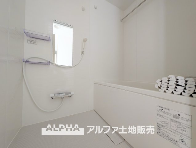青梅東ガーデンわかぐさ公園の浴室|【Relaxing Bath】◆浴室交換済・追い焚き機能付き◆リフォームによって新しく整えられたバスルーム。家族の入浴時間が異なる日にもお湯を温め直せる便利な設備です。