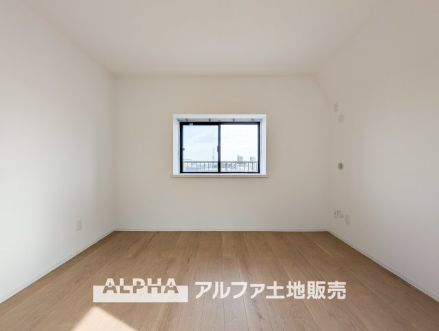 青梅東ガーデンわかぐさ公園の洋室|【Private Space】◆約8.1帖の洋室◆ゆとりある広さを確保した居室。ベッドやデスクなどの家具を配置しやすく、寝室や趣味の空間として幅広く活用できます。