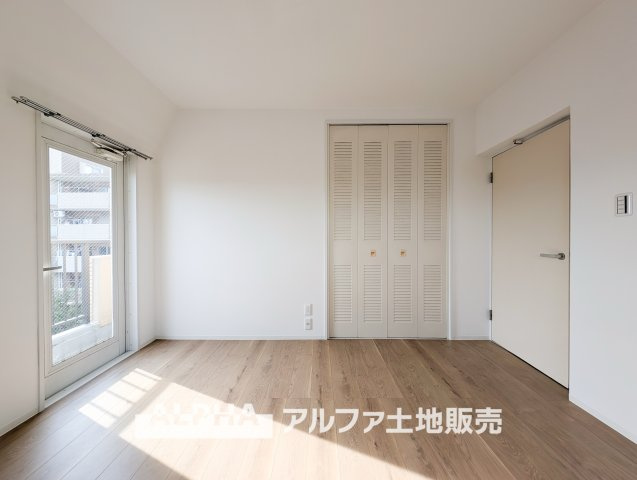 青梅東ガーデンわかぐさ公園の洋室|【Bright Bedroom】◆約6帖の洋室◆収納スペースを備えた使いやすい居室。寝室や子ども部屋、在宅ワークのスペースなど、暮らしに合わせた使い方ができます。