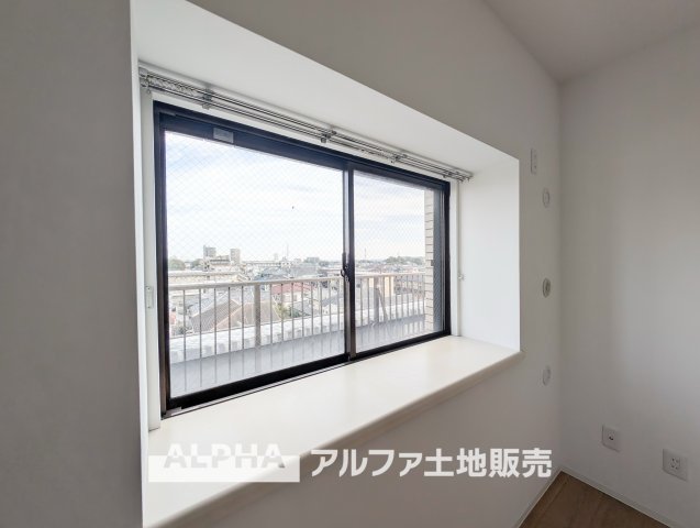 青梅東ガーデンわかぐさ公園の洋室|【Top Floor Living】◆最上階・角部屋の3LDK◆5階建てマンションの最上階に位置する住まい。上階に住戸がなく、南向きの明るさと開放感を感じられる住環境です。