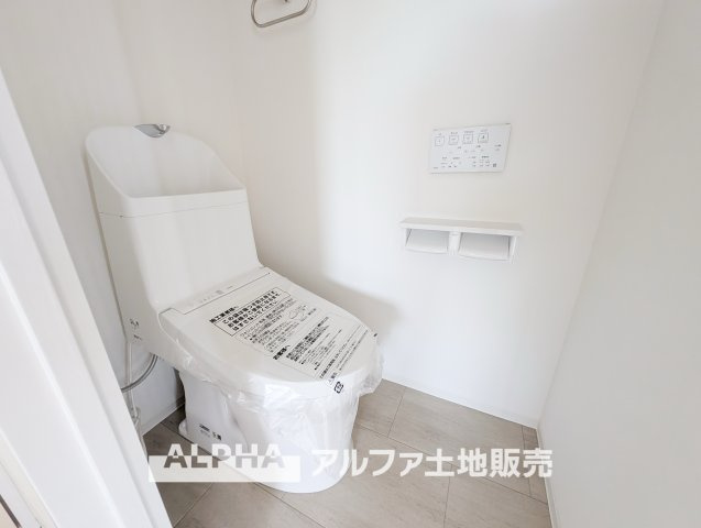 青梅東ガーデンわかぐさ公園のトイレ|【Clean Restroom】◆温水洗浄便座付き◆毎日使う場所だからこそ清潔感を大切に。リフォームによって設備を新しく整え、気持ちよく利用できるトイレ空間です。