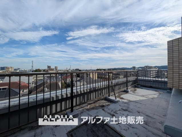 青梅東ガーデンわかぐさ公園のバルコニー|【Open Air Living】◆南向きバルコニー＆ルーフバルコニー◆南側のバルコニーに加え、約19.4平米のルーフバルコニーを備えた住まい。屋外の開放感を身近に感じられます。
