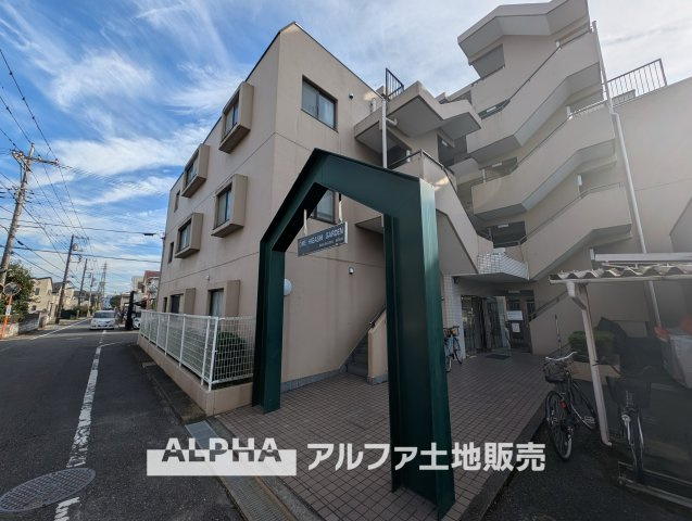 青梅東ガーデンわかぐさ公園の外観|【Comfortable Residence】◆JR青梅線「小作」駅徒歩8分◆通勤や通学にも便利な立地。スーパーやコンビニも徒歩圏内にそろい、日々の買い物がしやすい住環境です。