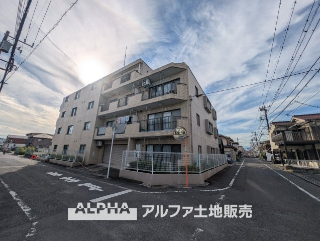 青梅東ガーデンわかぐさ公園の外観|【Sunny Residence】◆南向き・2面採光の角住戸◆自然光と風を取り込みやすい住まい。ルーフバルコニーも備え、マンションでありながら屋外の開放感も楽しめます。