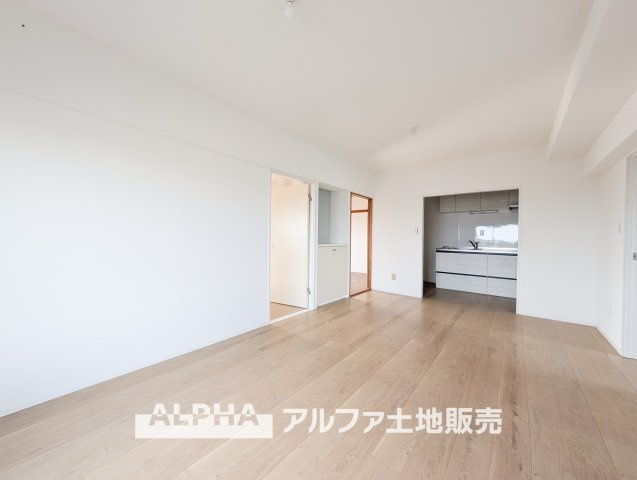 青梅東ガーデンわかぐさ公園の居間・リビング|【Fresh Living】◆内装リフォーム済◆クロスや床材を新しく整えたLDK。清潔感のある室内で、お気に入りの家具を配置しながら自分らしい暮らしを楽しめます。