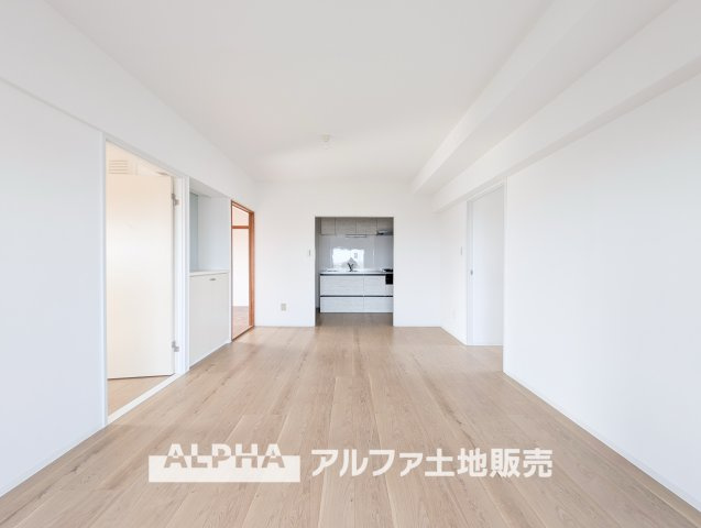 青梅東ガーデンわかぐさ公園の居間・リビング|【Sunlight & Comfort】◆南向きの心地よい空間◆自然光を取り込むリビングは、明るく開放的な印象。休日には家族で映画を楽しんだり、読書をしたりと思い思いに過ごせます。