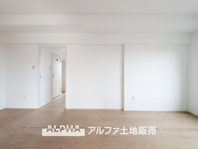 青梅東ガーデンわかぐさ公園の居間・リビング|【Bright Living】◆約13.4帖のLDK◆南向きの明るいリビング空間。家族で食卓を囲んだり、くつろいだりと、毎日の団らんを心地よく楽しめます。