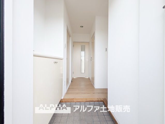 青梅東ガーデンわかぐさ公園の収納|【Welcome Home】◆玄関収納付き◆靴や小物を整理できる収納スペースを備えた玄関。散らかりがちな足元をすっきり保ち、家族や来客を気持ちよく迎えられます。