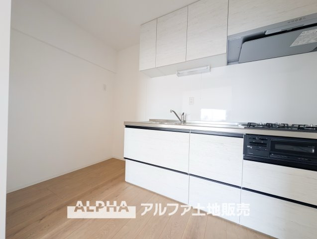 青梅東ガーデンわかぐさ公園のキッチン|【Modern Kitchen】◆システムキッチン交換済◆リフォームによって新しく整えられたキッチン。毎日の料理や後片付けも気持ちよく行える、清潔感のある空間です。