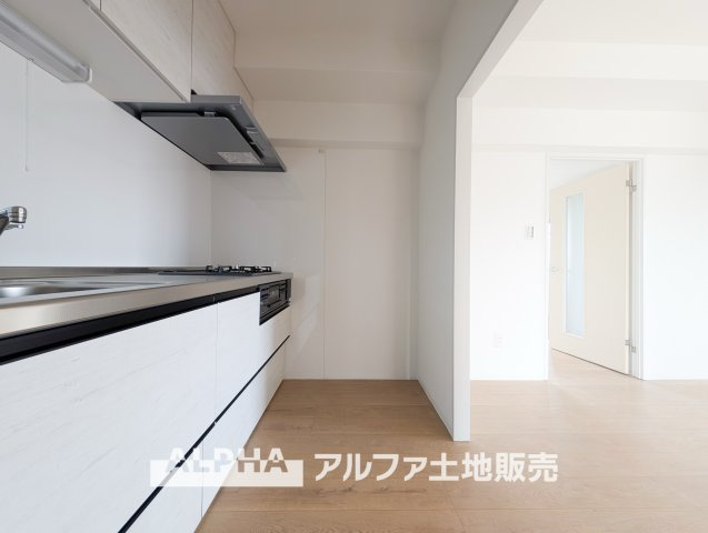 青梅東ガーデンわかぐさ公園のキッチン|【Cooking Space】◆料理を楽しむキッチン◆リビングとつながる使いやすい配置。家族の食事を準備しながら、日々の暮らしに彩りを添えるキッチンスペースです。
