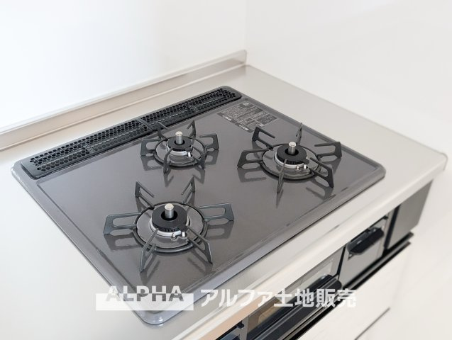 青梅東ガーデンわかぐさ公園のキッチン|【Cooking Time】◆火加減を調整しやすいガスコンロ◆炒め物から煮込み料理まで幅広く対応。毎日の献立づくりを支え、料理を楽しむ時間を豊かにします。