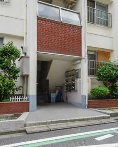 弥生町第２ローヤルコーポのエントランス