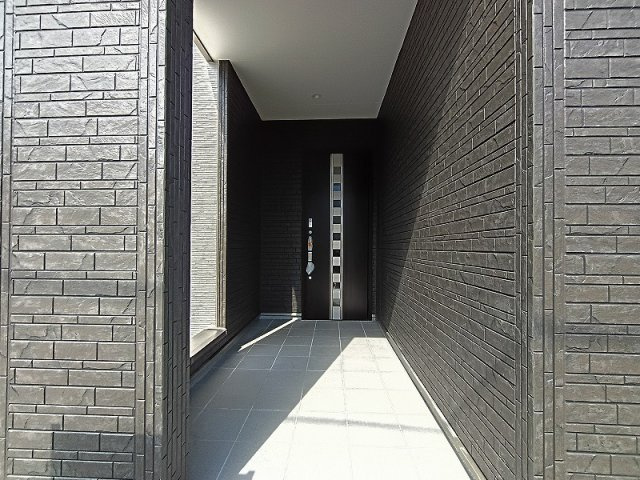 LiGNAGE NEX-G 高崎市下小鳥町1期 4号棟の玄関|現地撮影