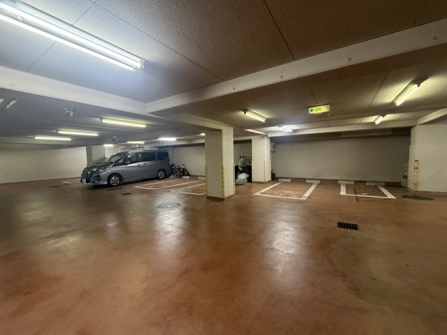 サンライズ根津の駐車場