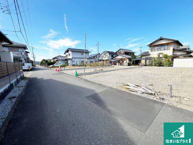 即日案内可能■東近江市沖野　第4期　新築一戸建ての前面道路含む現地写真|周辺は落ち着いた街並みの住宅地！子育てがしやすい住環境です！まだ未完成ですが、現地でしかわからない事もございます。是非一度ご覧ください。