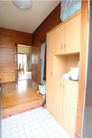 高知市南竹島町の中古一戸建の玄関|充実収納で靴が多くても大丈夫！明るい玄関スペース。