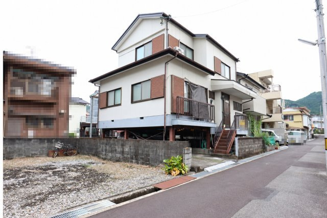 高知市南竹島町の中古一戸建の外観|1階ガレージのお家☆生活空間が2階以上にあり通行人の目線も気になりません♪