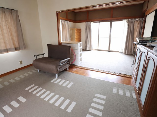 「1階ガレージ×全室6帖以上の5DK」高知市南竹島町  中古一戸建ての洋室|陽当り、風通し良しの洋室☆仕切り戸をあけてワンルームとしてのご活用も♪