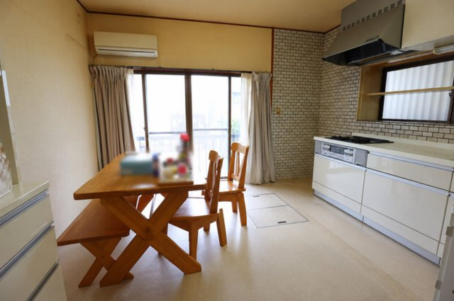 高知市南竹島町の中古一戸建のキッチン|2階テラス窓からの光が溢れる「開放的なDK」。ホワイト色のキッチンで清潔感も◎