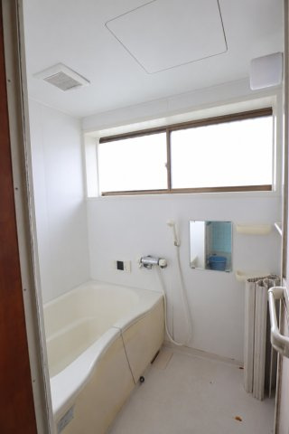 高知市南竹島町の中古一戸建の浴室|自然光が入る大きな窓付き！開放的なバスルーム☆