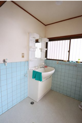 高知市南竹島町の中古一戸建の独立洗面台|大きい洗面ボールは朝シャン時や手洗い物にも便利♪