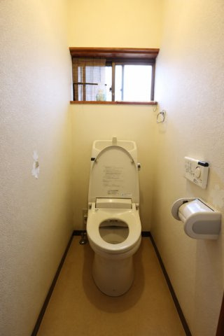 高知市南竹島町の中古一戸建のトイレ|快適な温水洗浄便座！リモコン付きで操作スムーズ☆