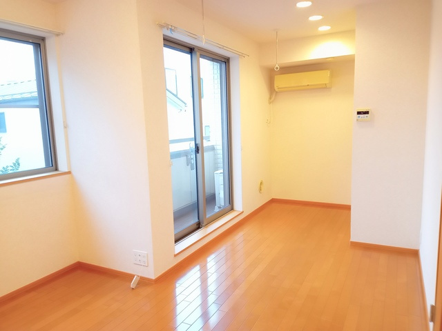 アルデイアの居間・リビング|★窓が多くて明るいお部屋です★
