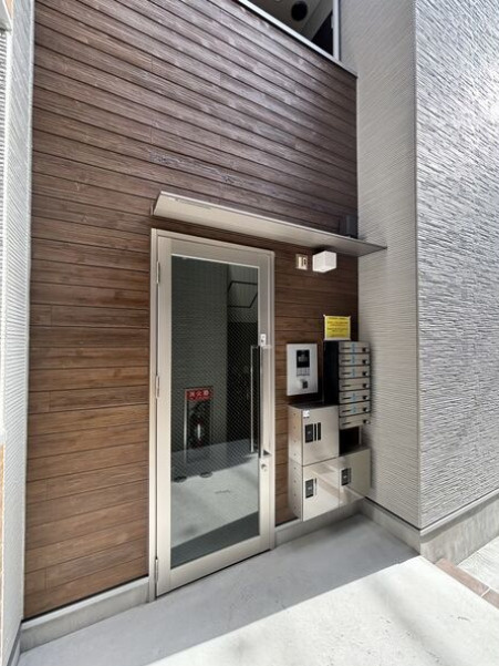 ハーモニーテラス新富町のエントランス