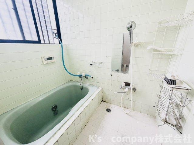 ◎藤沢市辻堂西海岸2丁目　中古戸建の浴室|換気のしやすい広い窓付きの浴室スペース◇