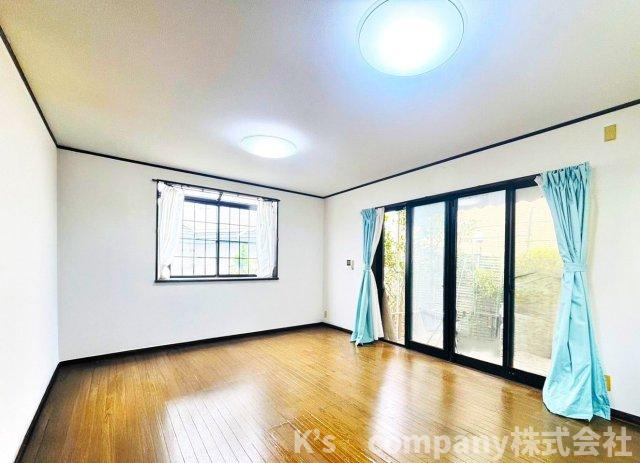 ◎藤沢市辻堂西海岸2丁目　中古戸建の居間・リビング|広い窓から明るい日差しが入る暖かみのある心地の良い空間☆