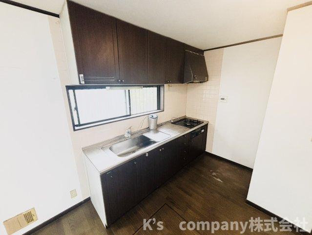 ◎藤沢市辻堂西海岸2丁目　中古戸建のキッチン|吊戸棚収納が充実しているキッチンスペース◇普段使いの少ない調理家電や調理器具の保管に役立ちます◇