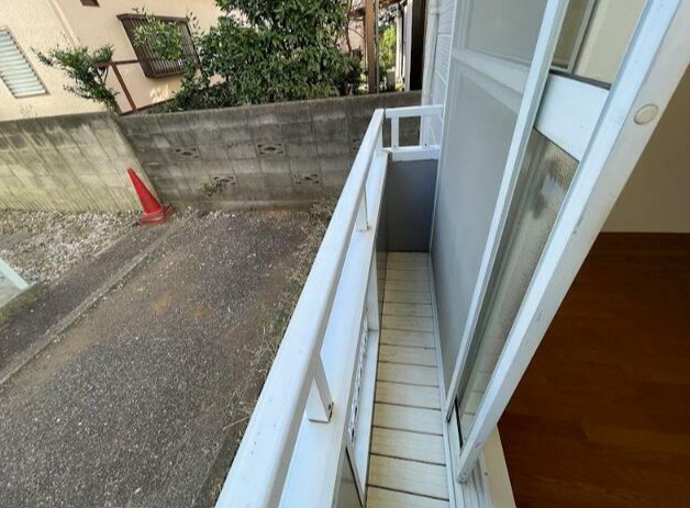 府中市天神町２丁目のアパートのバルコニー