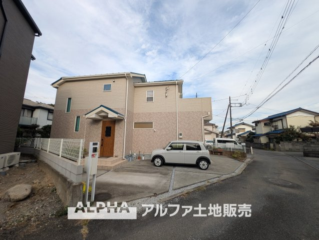 福生市福生　中古戸建の外観|【Sunny Home】◆南道路に面した一戸建て◆陽光を感じられる南側道路沿いの住まい。土地面積148平米超の敷地に建つ、家族の暮らしを彩る3LDK住宅です。