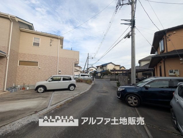 福生市福生　中古戸建の外観|【Spacious Site】◆敷地面積148平米超◆広さを確保した敷地に建つ木造2階建て住宅。南側道路に面した立地で、明るさと開放感を感じられる住まいです。