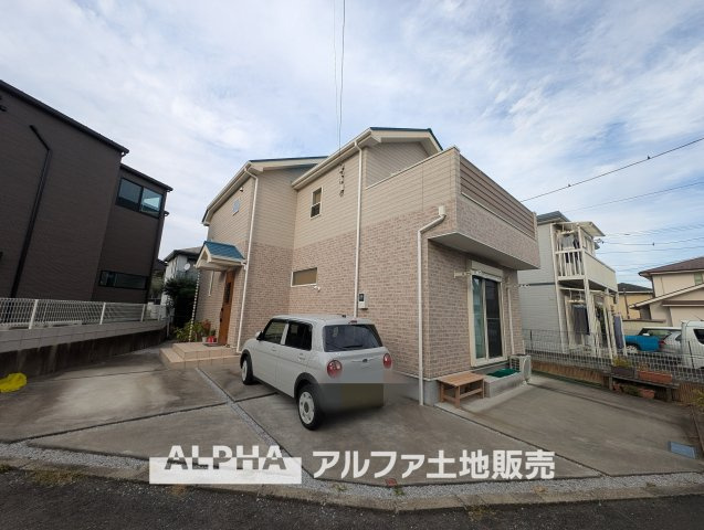 福生市福生　中古戸建の外観|【Family Residence】◆家族で暮らす3LDK◆約14帖のLDKと3つの洋室を備えた一戸建て。独立した住空間で、家族それぞれの生活を楽しめます。