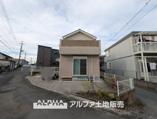 福生市福生　中古戸建の外観|【Bright & Spacious】◆南側道路の開放感◆敷地約45坪の広さを活かした戸建住宅。陽当たりを感じながら、家族との穏やかな時間を過ごせる住まいです。