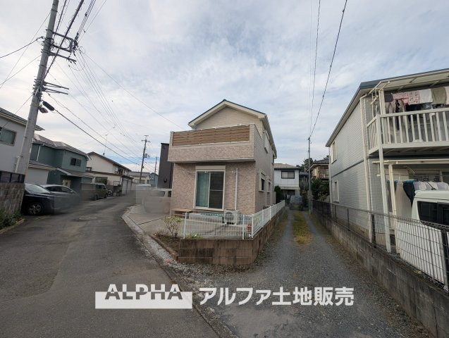 福生市福生　中古戸建の前面道路含む現地写真|【Welcome Home】◆家族を迎える玄関◆毎日の帰宅を迎える戸建ならではの独立した玄関。住まいの第一印象をつくり、家族や来客を温かく迎える空間です。