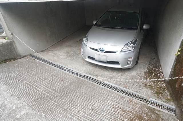 コーポエムワイの駐車場