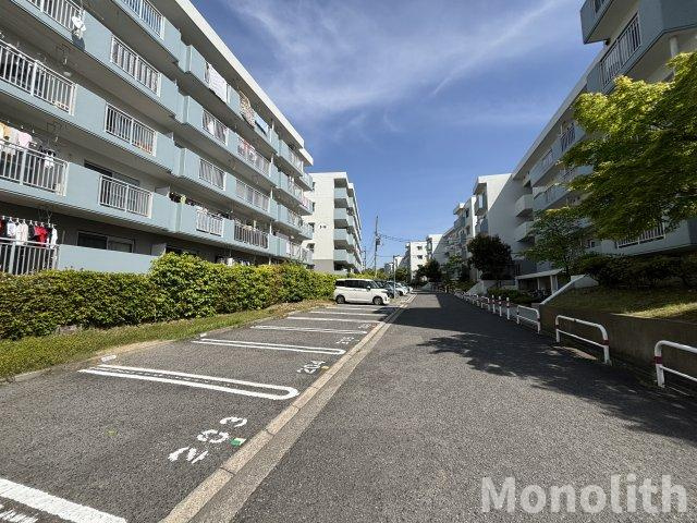 泉北城山台２丁14号棟の駐車場