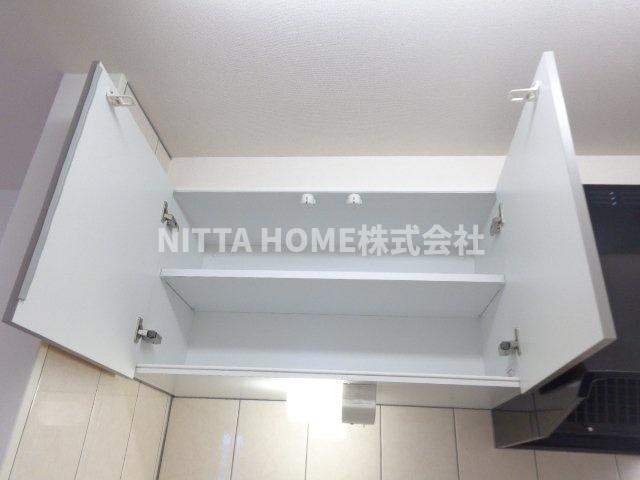 エルメゾン東羽合Ⅲの収納|キッチン上部についている収納です◇