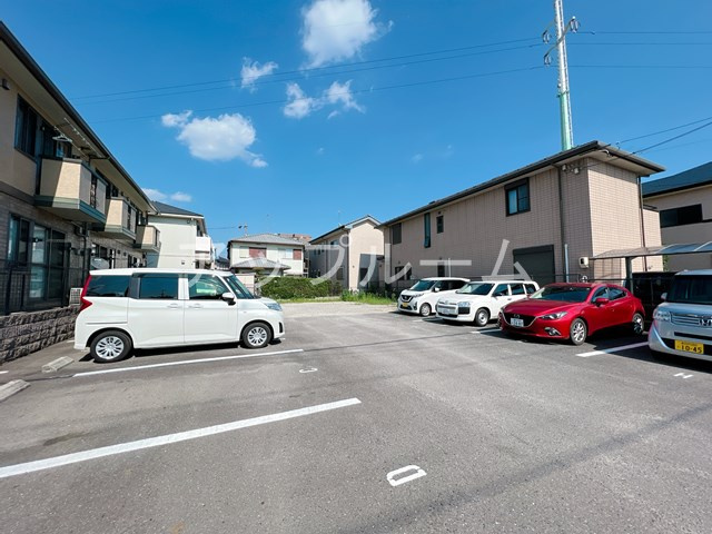 春日井市篠田町のアパートの駐車場