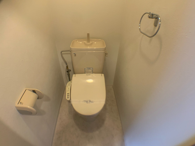 温水洗浄便座付きのトイレです♪