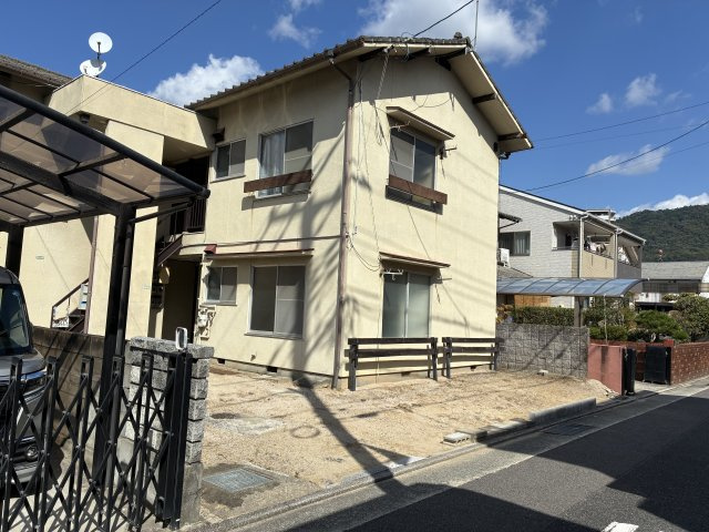 戸坂桜東町　土地の外観|現況建物あり。解体後更地にてお引渡しとなります。詳細や建築プランのご相談等お気軽にお問い合わせ下さい