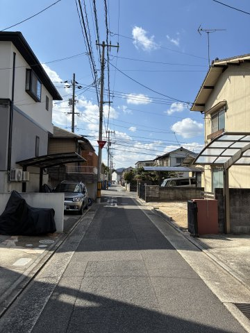 戸坂桜東町　土地の前面道路含む現地写真|フジ戸坂店まで徒歩3分、戸坂小学校まで徒歩7分と、生活利便施設が徒歩圏内に充実しています
